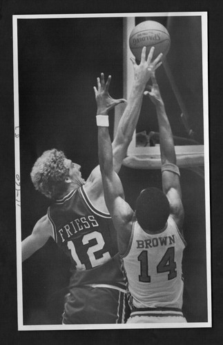 1981 Press Photo, Brad Freiss Arkansas vs Darryl Brown Houston Basketball - Picture 1 of 2