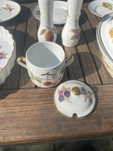 Royal Worcester Evesham Gold 6 place setting Plates, Servers And More -£148 - Picture 4 of 11