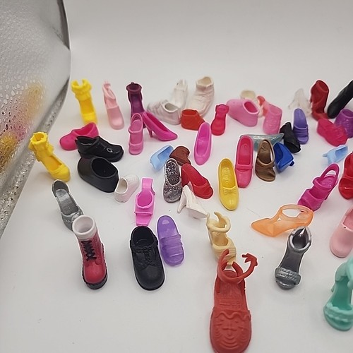 Lotto di 65 scarpe per bambole di ricambio singole - Foto 2 di 4
