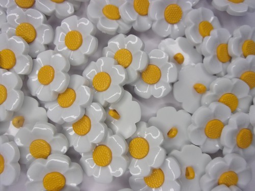 50 x Cute White Daisy Flower Novelty Shank Buttons 21mm Craft Sewing Knits Q43 - Picture 1 of 2