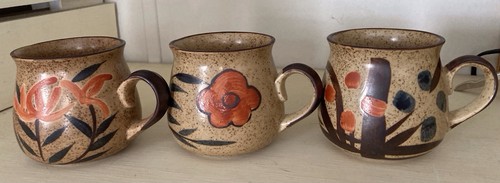Set Of 3 Vintage Stoneware Hand Painted Brown, Green & Orange Floral Design Mugs - Bild 2 von 9