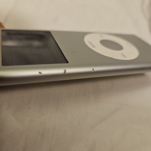 Apple iPod nano 2. Gen Silber 2GB, Ladekabel, Ohrhörer & 256 Songs Bundle - Bild 3 von 16