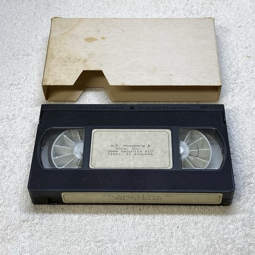 Mossberg & Sons Inc, “Home Security 410” Rare VHS Tape Promo - Foto 2 di 4