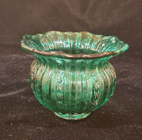Vintage Fenton Art Glass Green Hobnail Bowl w/Ruffled Edge - Has VG mark on base - Picture 2 of 9