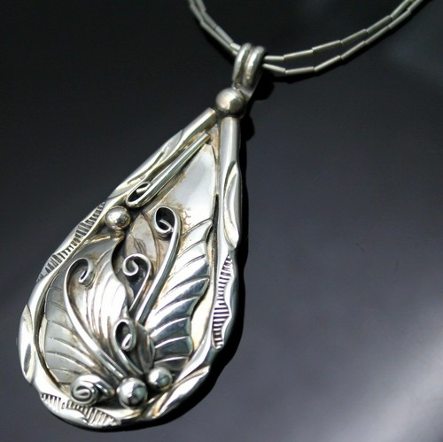 HERMOSO COLLAR HERBERT TSOSIE NAVAJO DE COLECCIÓN PERGAMINO DE HOJAS PLATA ESTERLINA 24 - Imagen 2 de 5
