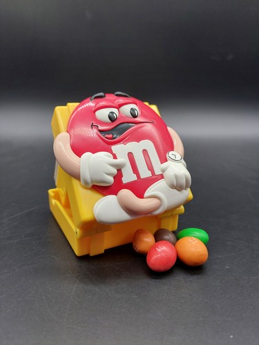 M&M Reisewecker | roter M&M mit gelben Koffer | klappbar | MARS | Höhe 8cm - Bild 3 von 8