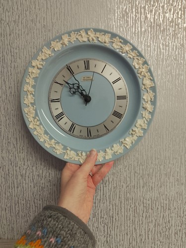 Wedgwood of Etruria & Barlaston blau & weiß Queensware Telleruhr FUNKTIONIERT - Bild 10 von 10