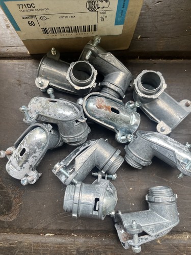 Group of half-inch electrical connectors coupling 90° flexible conduit - Picture 3 of 6