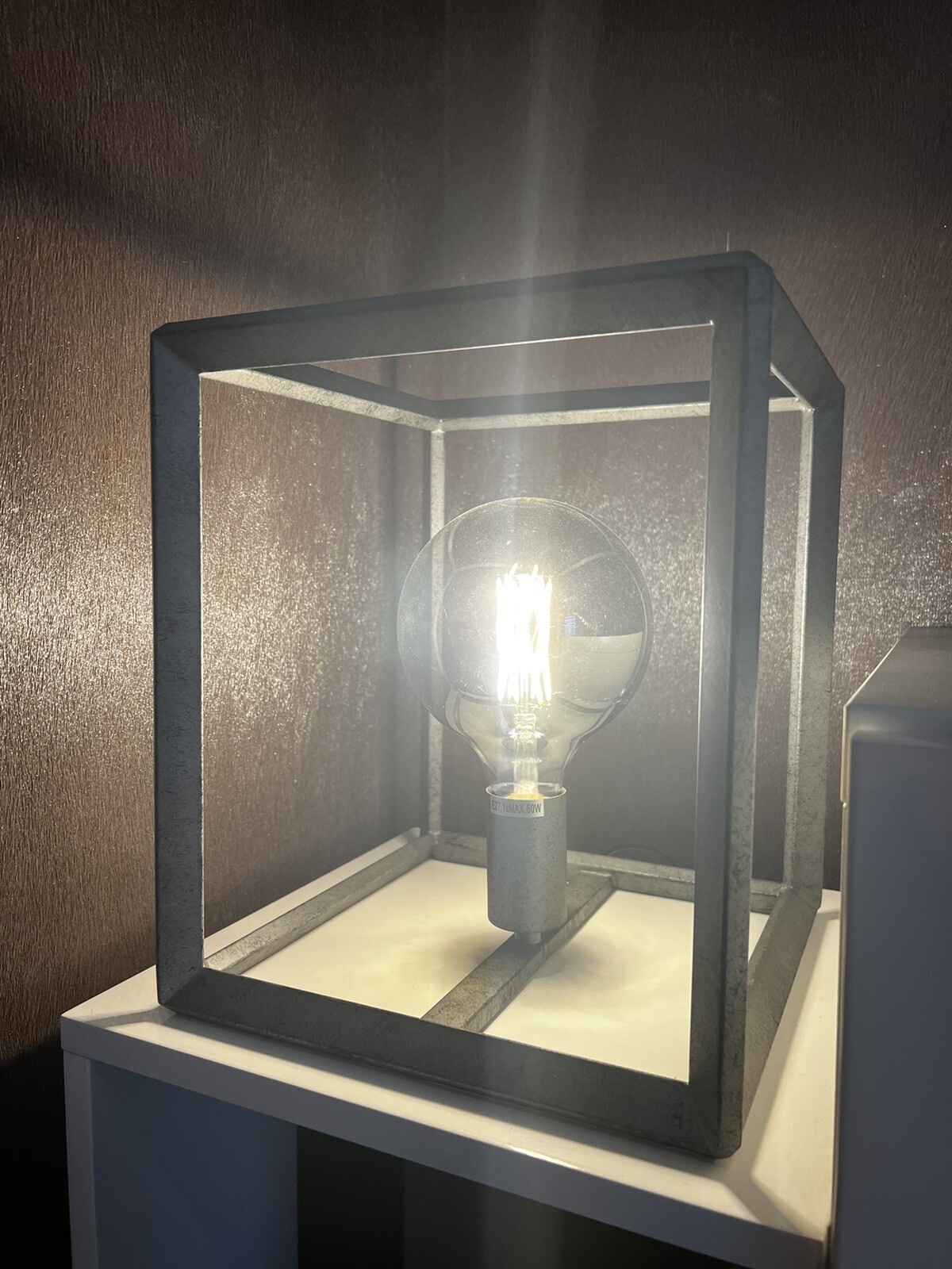 Cube lumineux industriel en métal noir et verre 30cm