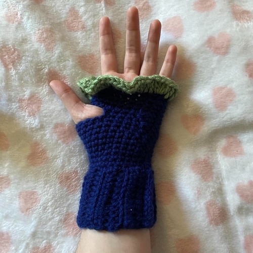 Handmade blueberry crocheting fingerless gloves - Picture 3 of 5