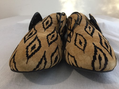 BCBGeneration Lesleigh con cordones tacones bajos gamuza bronceada con diamantes negros 8B/38 - Imagen 2 de 12