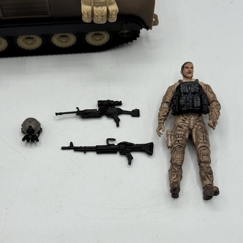 2005 Blue Box Elite Force M113 Desert Armored Vehicle Transport Tank w Figure - Picture 4 of 8
