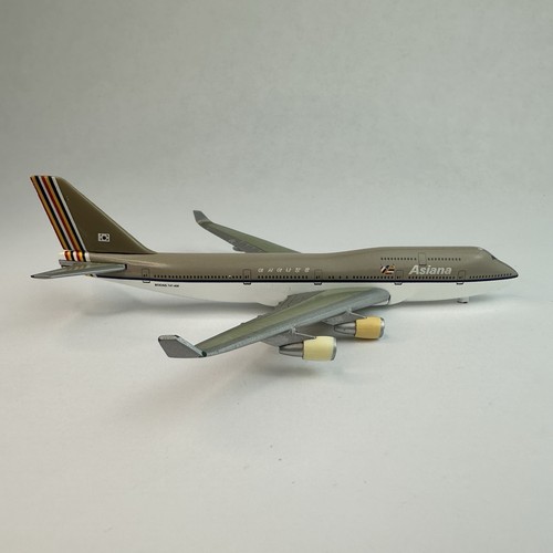 Herpa Wings Asiana Airlines Boeing 747-400 w/ Damage! Read! - Picture 3 of 19