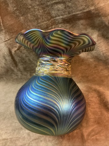 Iridescent pulled feather and threaded design ruffled large Art Glass Vase - Picture 6 of 13