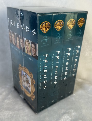 NEW Friends: The Complete Third Season (4 Tape VHS, 2003) SEALED WB NR Nostalgia - Foto 1 di 4