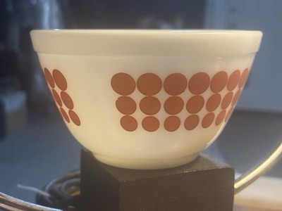 PYREX #401 1.5PT ROWS OF ORANGE DOTS WHITE FIELD MIXING/NESTING BOWL