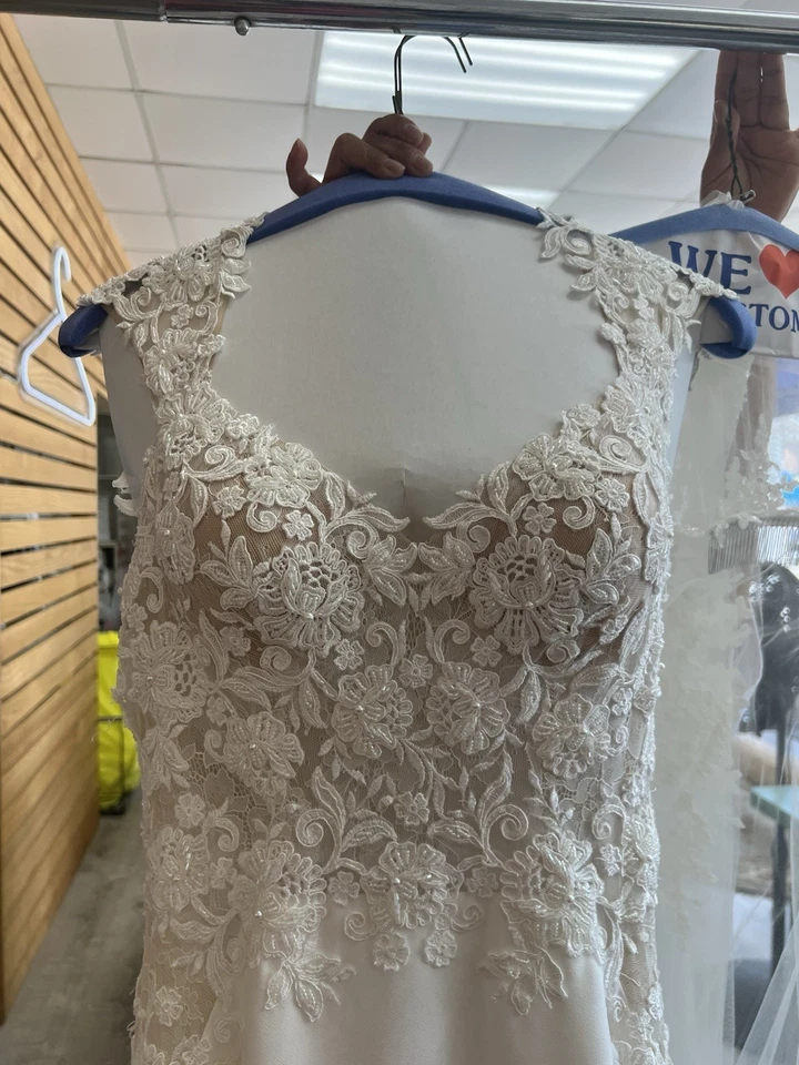 Kleinfeld Wedding Dress and Veil By Paloma Blanca , Excellent Condition - Image 3 of 4