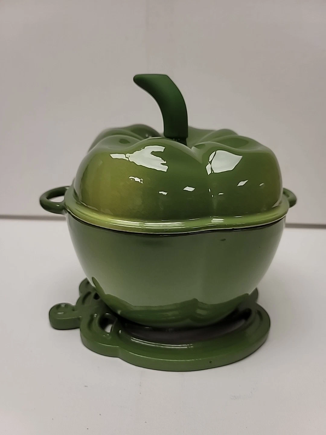 New Technique Cast Iron Enamel Green Bell Pepper Dutch Oven W/Trivet
Opens in a new window or tab