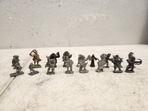 VINTAGE Dungeon And Dragons Miniatures: Heritage Dungeon Dwellers Set  Lot Of 17 - Picture 1 of 13