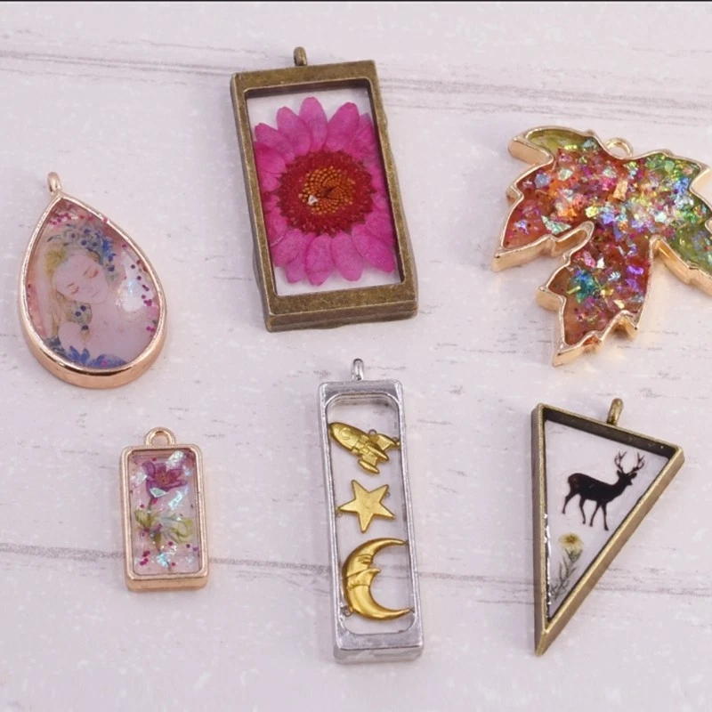 10Pc Geometric Assorted Hollow Pressed Flower Frame Pendant Resin