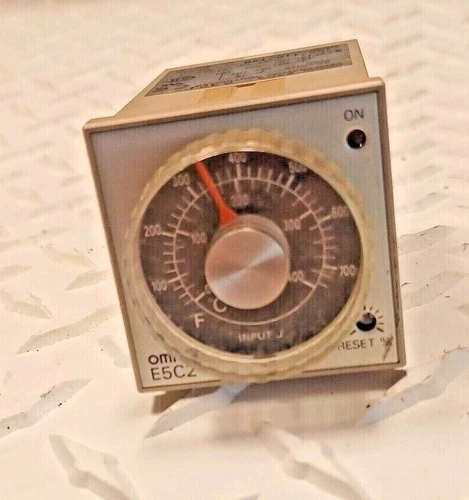 Omron E5C2-R40J  Temperature Controller