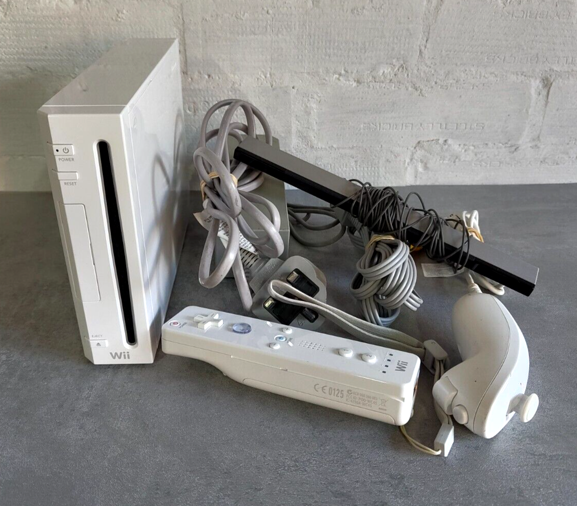 White Nintendo Wii Console Bundle Controller Nunchuck All