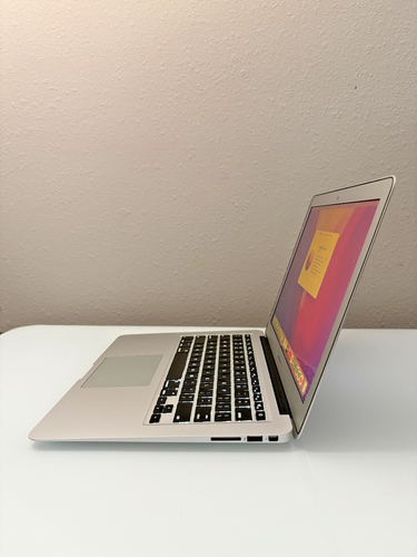 MacBook Air 2015 13" (1TB NVMe SSD, Core i5, 4GB RAM) with HDMI Adapter Bundle - 第 4/17 張圖片