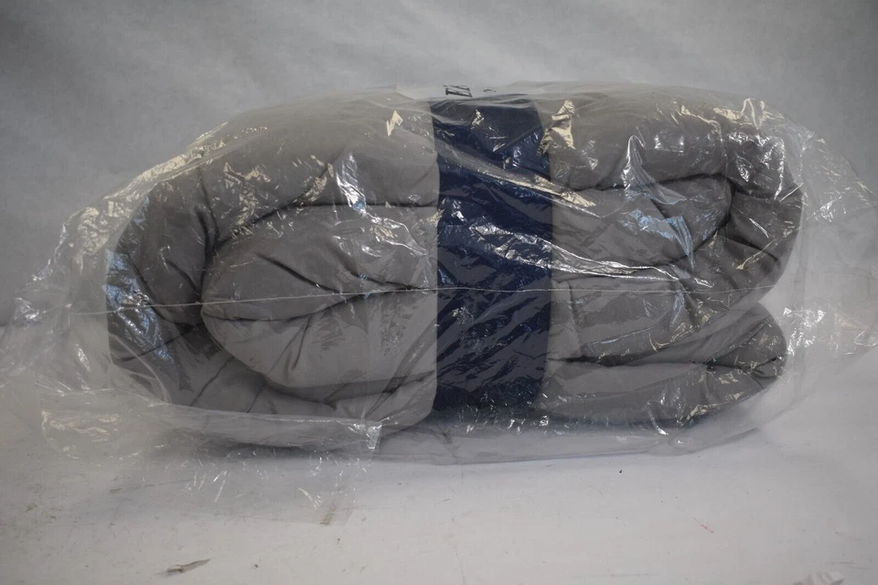 Manta alternativa de plumón Berkshire Hospitality diseño suave Queen 90" x 90" gris Foto 3 de 4