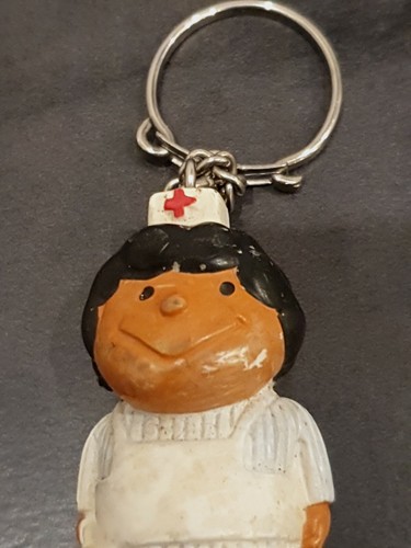 Vintage Schlüsselanhänger Figur Sanitäter DRK Rotes Kreuz Gummifigur - Bild 6 von 6