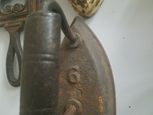Lot of 4 Primitive Antique Cast Iron Flat Sad Irons and 1 Stand  - Picture 6 of 12