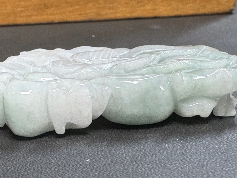 Talla de colas de pescado de jade Foto 2 de 3
