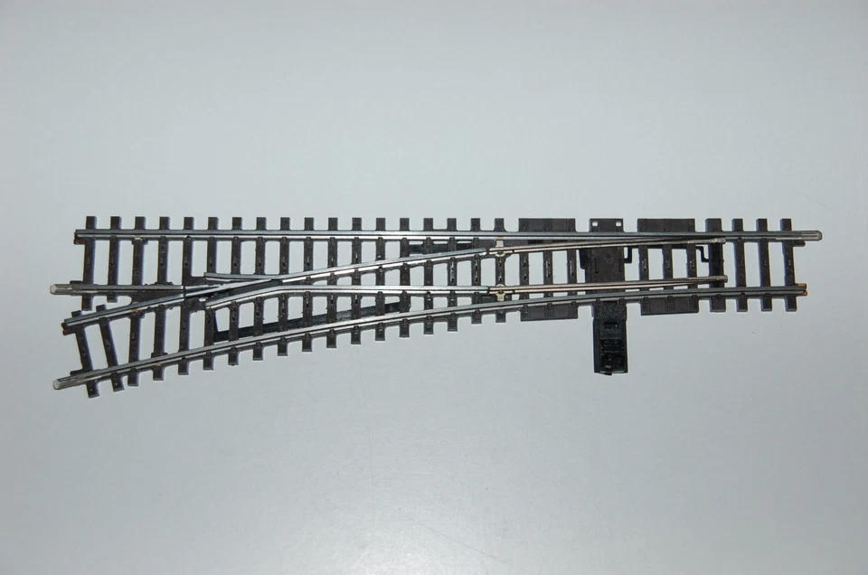 Märklin H0  2271  schlanke  Weiche  links  Handschaltung   K-Gleis  TOP - Bild 1 von 1