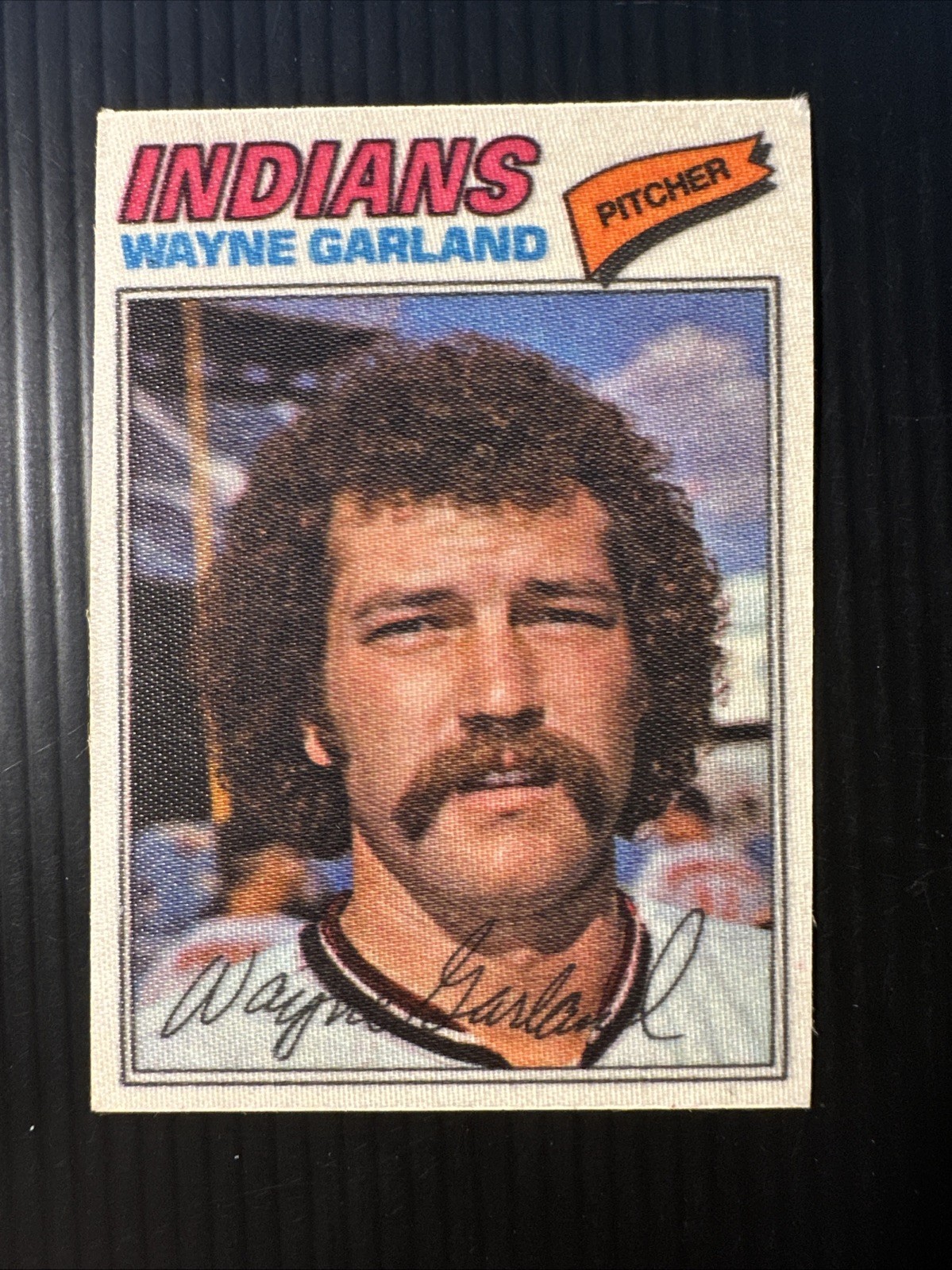 1977 TOPPS CLOTH STICKERS #17 WAYNE GARLAND INDIANS NM-MT *Hot Corner Vintage*