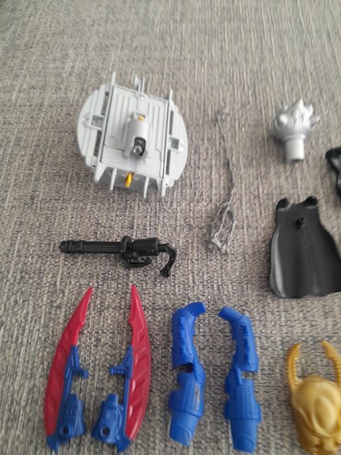 Kenner Vintage Batman Accessories Job Lot 13 Pieces Inc Backpack Cape Etc 1993 - Picture 13 of 13