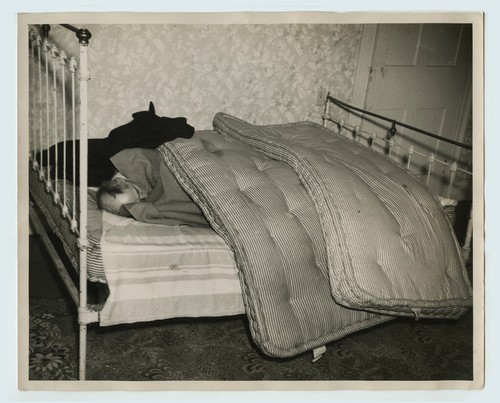 Foto documental c1920 hombre durmiendo bajo 2 colchones por M. J. Shiels, Newark - Imagen 1 de 3