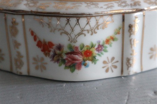 ancienne bonbonniere boite coffret a bijou PORCELAINE DE SAXE fleur rose jesus - Imagen 4 de 10