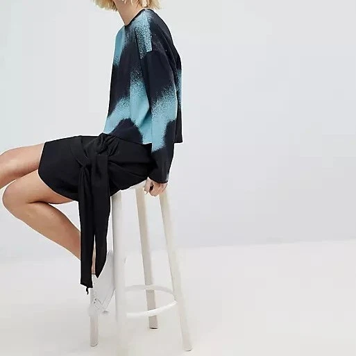 WEEKDAY Top mit Spray-Print 'Leeds Long Sleeve' - schwarz-blau - M - nwtg. - Bild 3 von 3