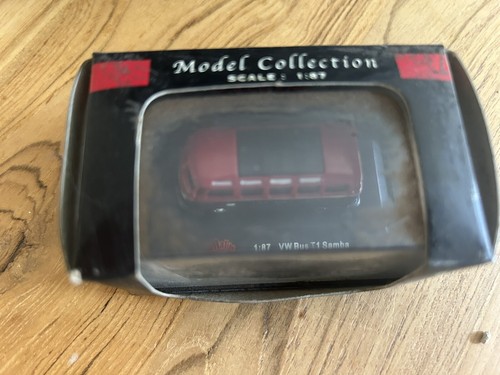 Malibu International 108 1:87 Red/Black VW Bus T1 Samba Volkswagon Bus