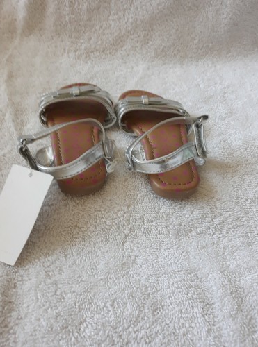 Neu mit Etikett Kleinkind Mädchen Piper Sandalen - silberfarben - Größe 7 - Bild 4 von 5