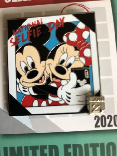 Prendedor de Mickey y Minnie Mouse Disney National Selfie Day 2020 edición limitada - Imagen 4 de 7