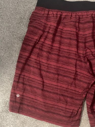 LULULEMON HERRENSHORTS - GRÖSSE XL - OHNE ETIKETT - WEINROT UND SCHWARZ GESTREIFT - BREITE TAILLE - Bild 22 von 24
