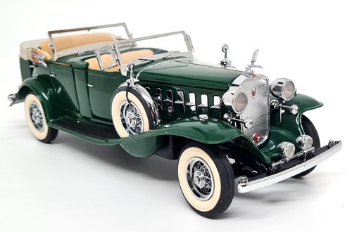 Danbury 1/24 - Cadillac V16 Sport Phaeton 1932 Green Diecast Scale Model Car