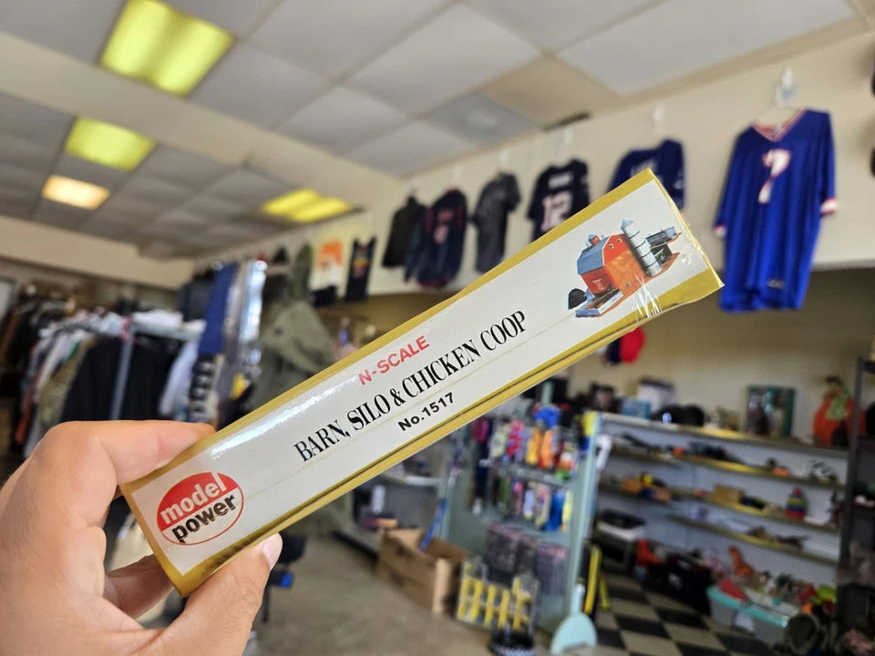 Model Power N Scale Barn, Silo & Chicken Coop Model Kit No. 1517 - Image 2 of 4