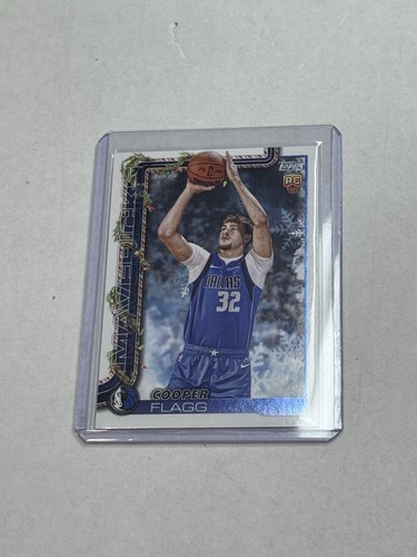 2025-26 Topps NBA Holiday - #SSB-CF SSP Back Variation Cooper Flagg Rookie - Bild 1 von 2