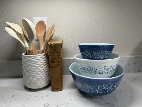 Colonial Mist Pyrex Mixing Bowls 403-401 *Excellant Vintage Condition*