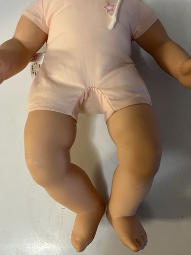 Bitty Baby From American Girl 2017 ojos azules rosa estrella corazón cabello rubio moldeado - Imagen 5 de 14