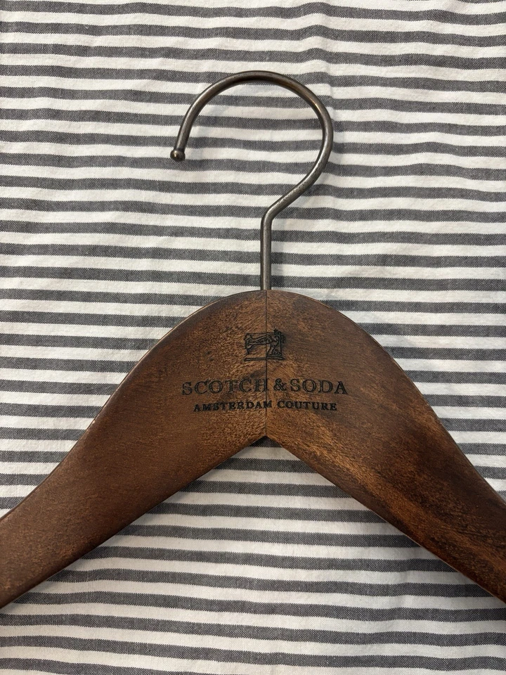 Percha de madera Scotch and Soda Amsterdam Couture Foto 2 de 4