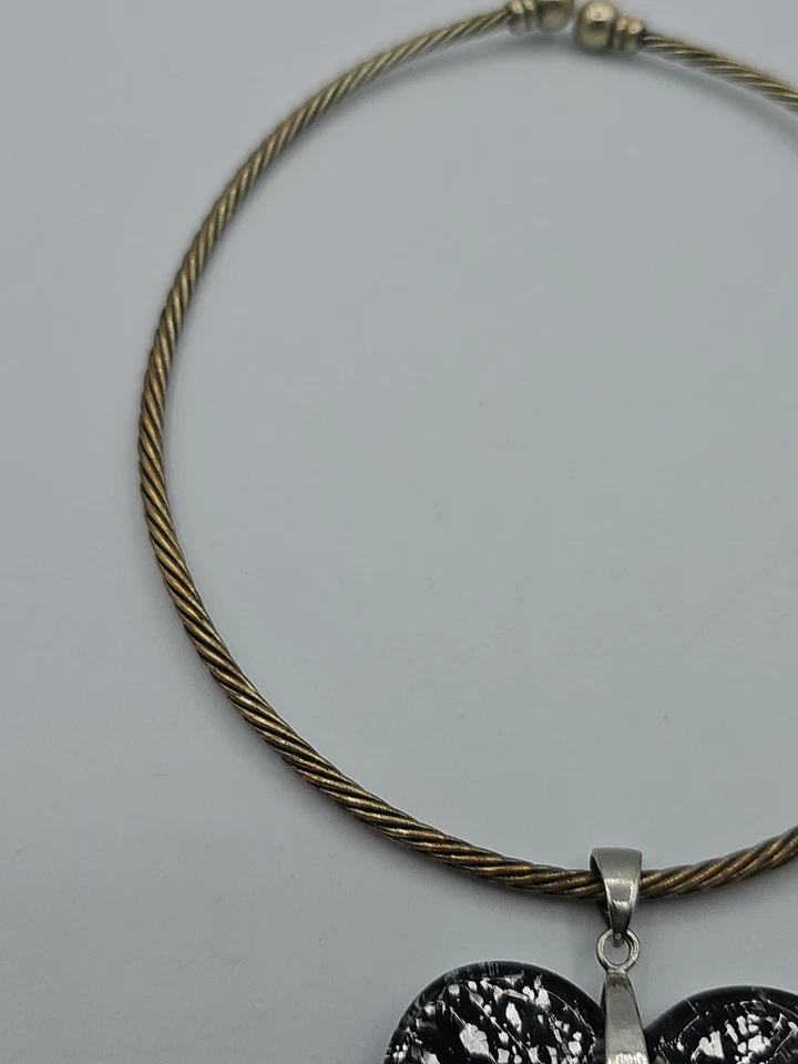 Colgante corazón obsidiana de vidrio copo de nieve en un collar gargantilla de metal retorcido. Foto 4 de 4