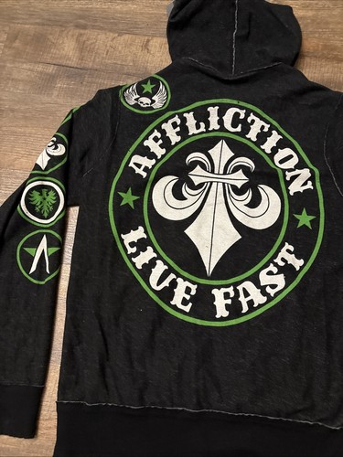 Sudadera con Capucha Affliction Para Hombre Cremallera Completa L Reversible Cruz Calavera Alas AOP RARA MMA - Imagen 12 de 12