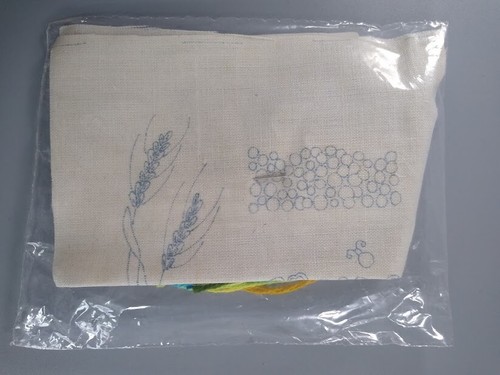 Vintage Embroidery BUCILLA Shadow Box 70’s - Decorator Hutch 38176 - Picture 3 of 5